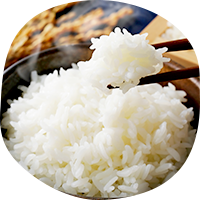 箸でつままれた白米